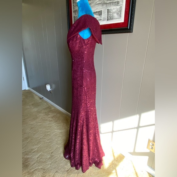 MORGAN & CO. BURGUNDY DRESS. - Picture 5 of 16